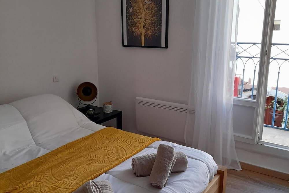 Entire apartment, In the heart of Meze, apartment 2 Bedrooms, Air Conditioned, sleeps 4. in Mèze, Côte d'Améthyste