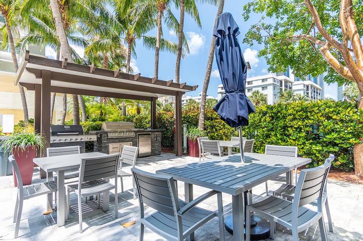 Vacation rental for 6 people, with balcony and pool as well as hot tub in Sunny Isles Beach