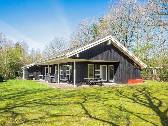 Ferieudlejning for 8 personer, med terrasse i Jegum Ferieland