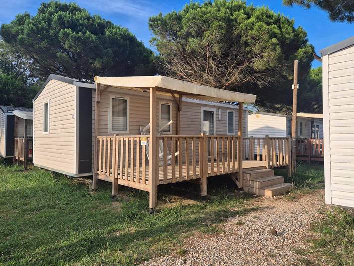 Camping pour 6 personnes, avec Jacuzzi et Terrasse ainsi que Jardin et Bassin pour enfant