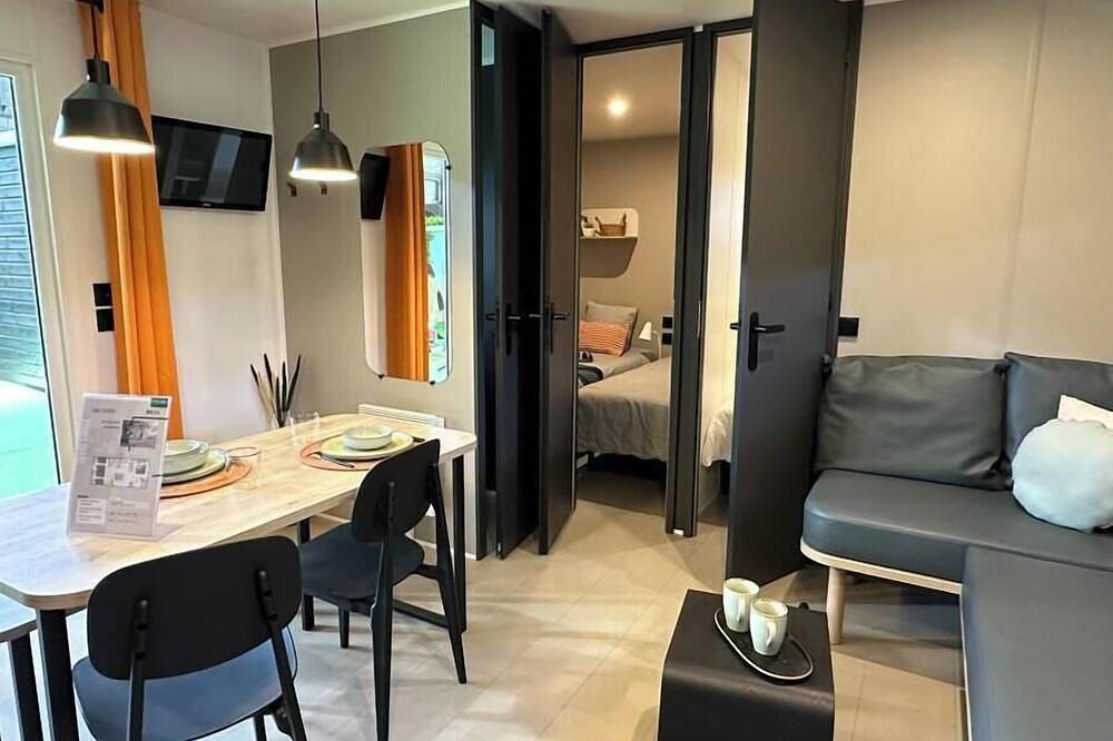 Sie lieben das Leben auf dem Camping, möchten aber nicht auf den Komfort von zuhause verzichten? Dann entscheiden Sie sich doch für eines unserer Luxus-Lodges und erholen sich in der unberührten Natur von Limburg. Sie finden diese Lodges mit Privatpa in Valkenburg, Limburg (Niederlande)