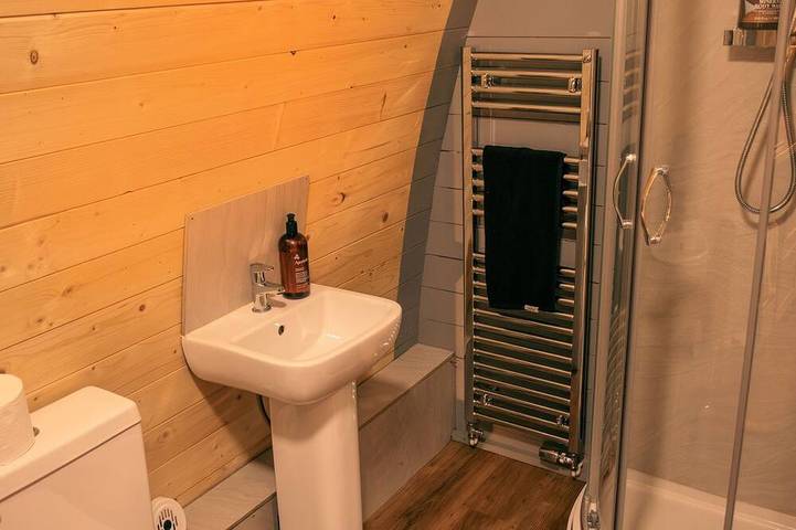 Dalwhinnie, Off-Grid Cabin in Woods: Dalwhinnie. Pet Friendly! in Regio Fife