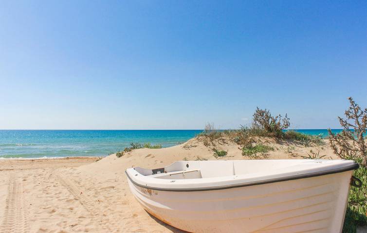 Apartamento vacacional entero, Acogedor apartamento de playa con aire acondicionado y aparcamiento cerca de Maganuco in Marina di Modica, Módica