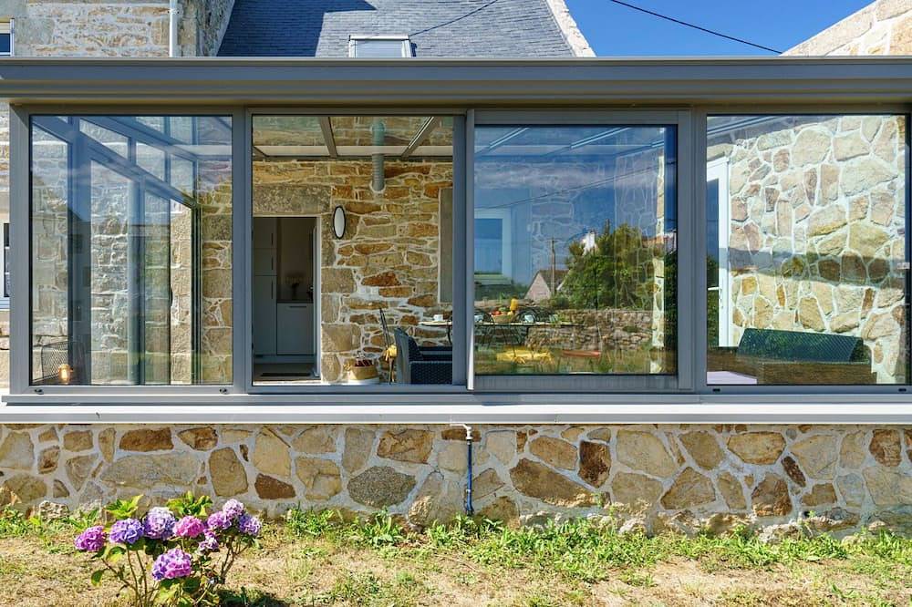 Schönes alleinstehendes Ferienhaus für 6 Leute mit  W-Lan, Tv, Terrasse und Haustiere erlaubt in Pointe du Raz, Plogoff