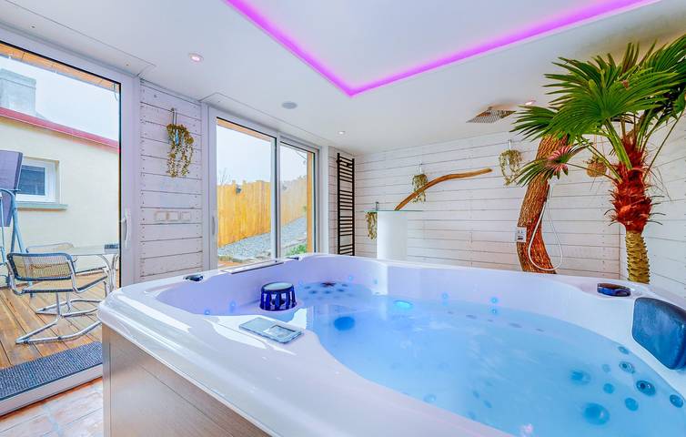 Location de vacances pour 6 personnes, avec Jacuzzi ainsi que Terrasse et Jardin à Saint-Calais-du-Désert