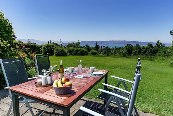 Entire apartment, Panoramic Lake View, 40sqm, 1 Bedroom, 1 Living/Sleeping Room, up to 4 Guests in Wasserburg (Bodensee), Bavarian Swabia