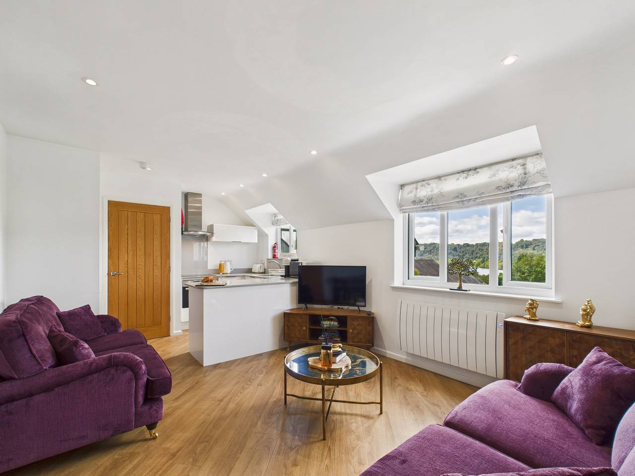 Entire holiday apartment, Central Bowness 2-Bed Apt, Sleeps 4 with Parking in Bowness-on-Windermere, Lake District