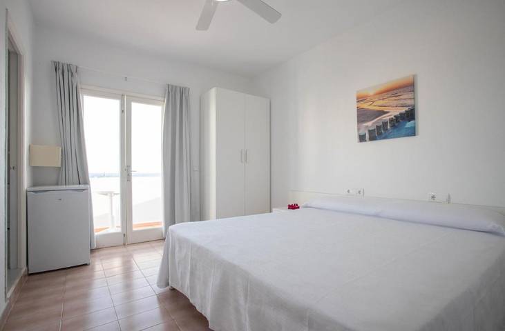 Maison d’hôte pour 2 personnes, avec piscine ainsi que vue et jardin à Es Pujols