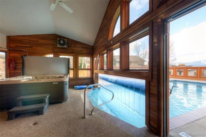 Vacation rental for 10 people, with yard and hot tub as well as sauna and pool in Keystone