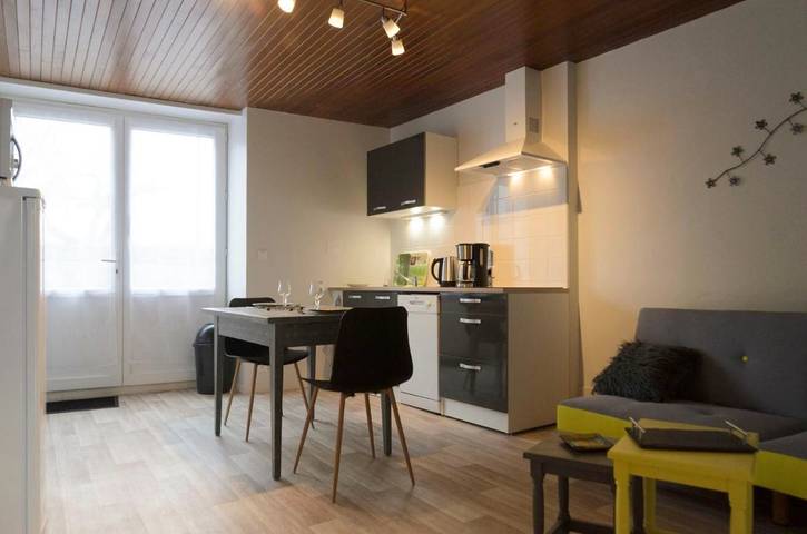 Location de vacances pour 3 personnes, avec jardin et vue à Pont-de-Poitte