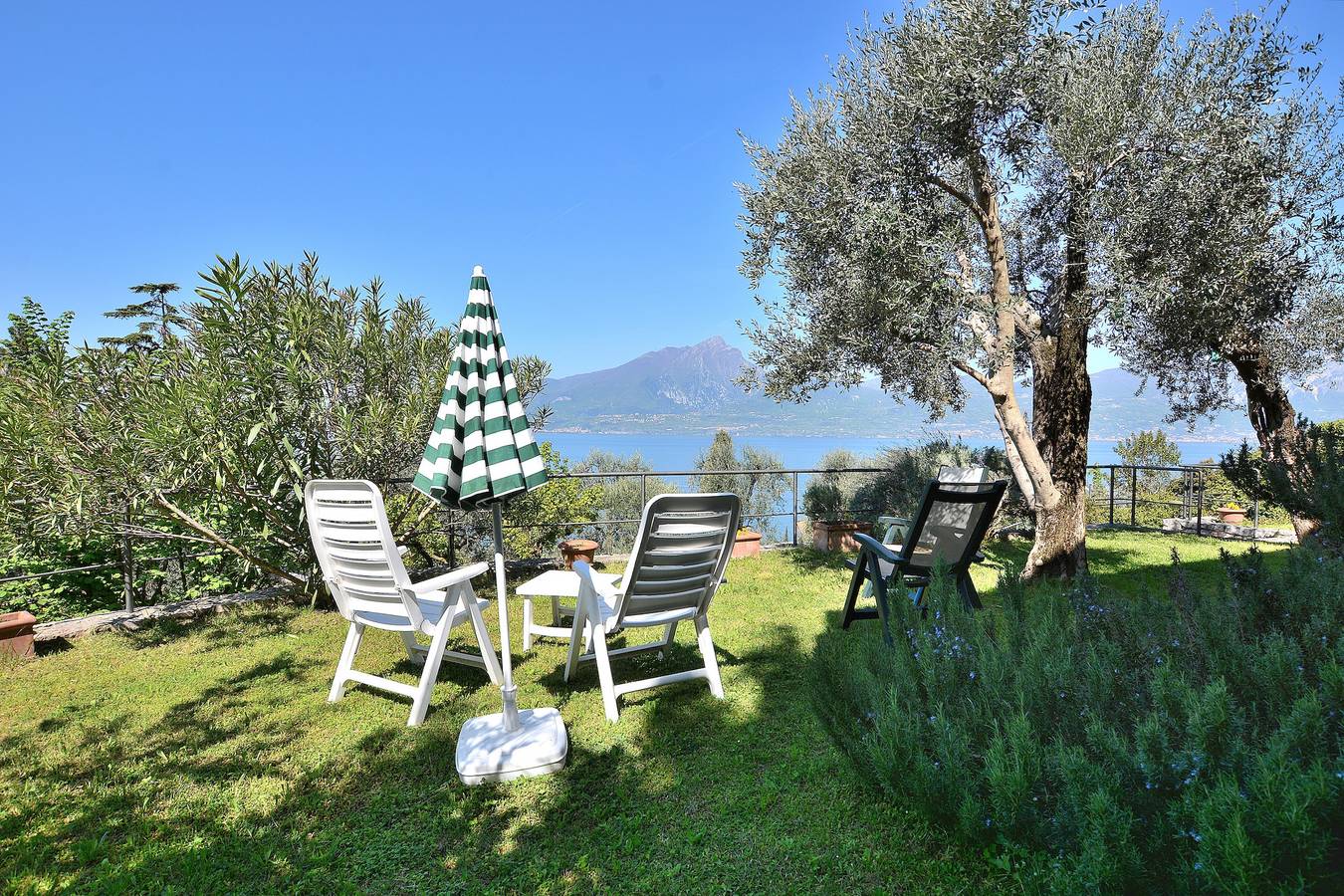 Villa Retrò alle Rossone With Lake View in Torri del Benaco, Prealpi Gardesane