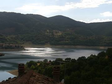 Cottage pour 4 personnes, avec balcon et vue sur le lac, adapté aux familles à Castel di Tora