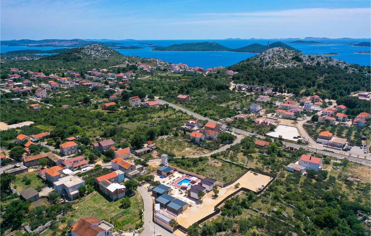 Gemütliche 1-Zimmer-Wohnung mit Pool, Terrasse und WLAN, 800 m vom Strand entfernt in Drage (Pakoštane), Zadar