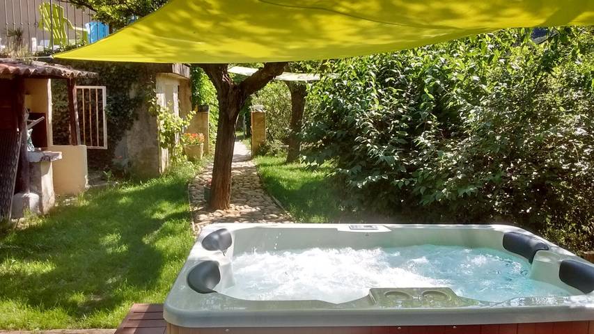 Gîte pour 6 personnes, avec Terrasse et Jardin ainsi que Piscine et Vue à Valensole