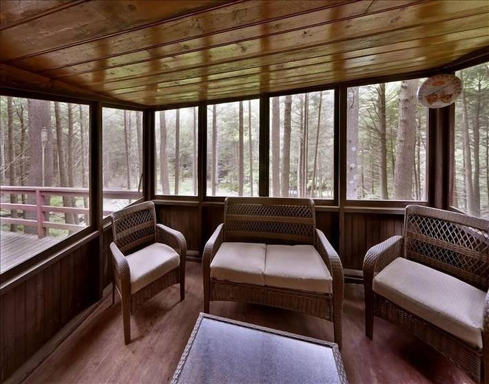Lodge for 8 people, with yard and pool in Pocono Mountains