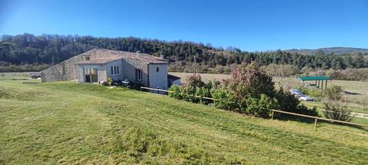 Gîte pour 2 personnes, avec jardin ainsi que vue et terrasse à Sault