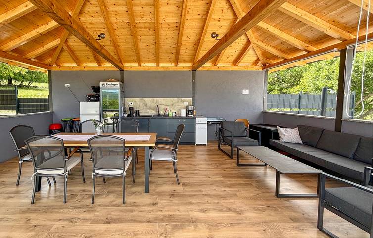Geräumige 180 m² große Wohnung mit Pool, WLAN und Parkplatz in Dalmatinisches Zagora