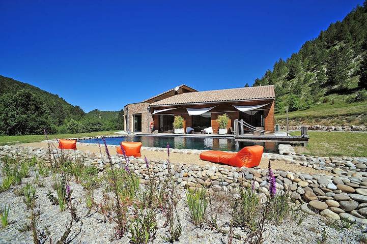 Gîte pour 4 personnes, avec Terrasse et Jardin ainsi que Piscine et Sauna