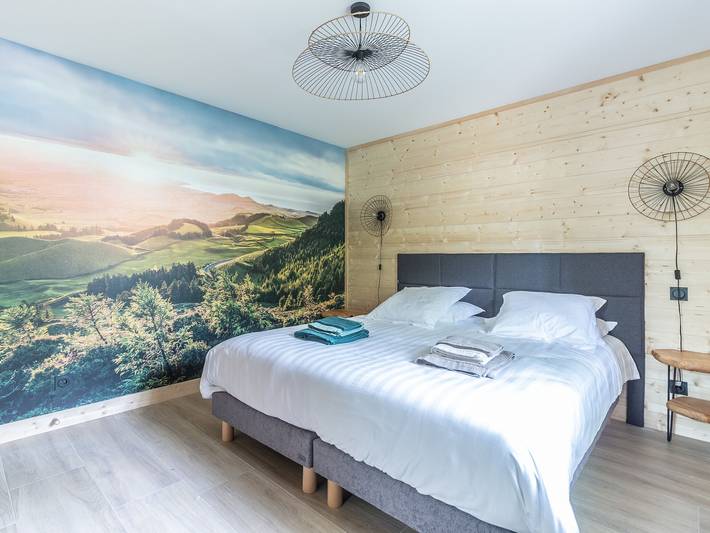 Luxurious Lodge with Private Hot Tub, Gym & Covered Pool by Golf Course in Le Chambon-sur-Lignon, Mézenc