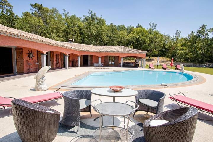 Maison d’hôte pour 12 personnes, avec Balcon et Jacuzzi ainsi que Terrasse et Jardin
