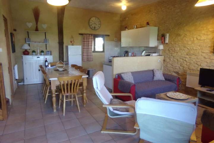 Location de vacances pour 8 personnes, avec terrasse ainsi que jardin et piscine à Nadaillac-de-Rouge