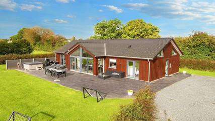 Ferienhaus für 12 Personen, mit Whirlpool und Garten sowie Terrasse und Sauna in Hadersleben