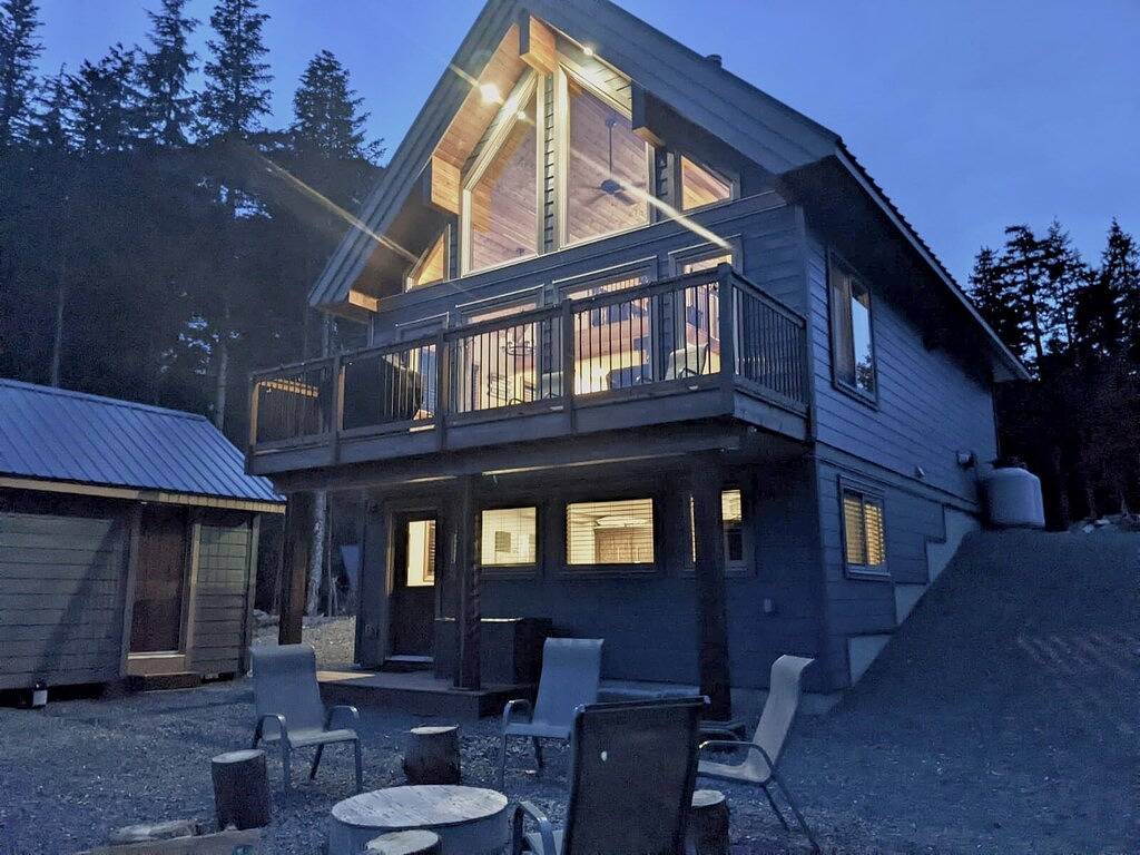 The Snowshoe House - 3 bed 2 bath cabin + hot tub in Fraser Valley Regional District