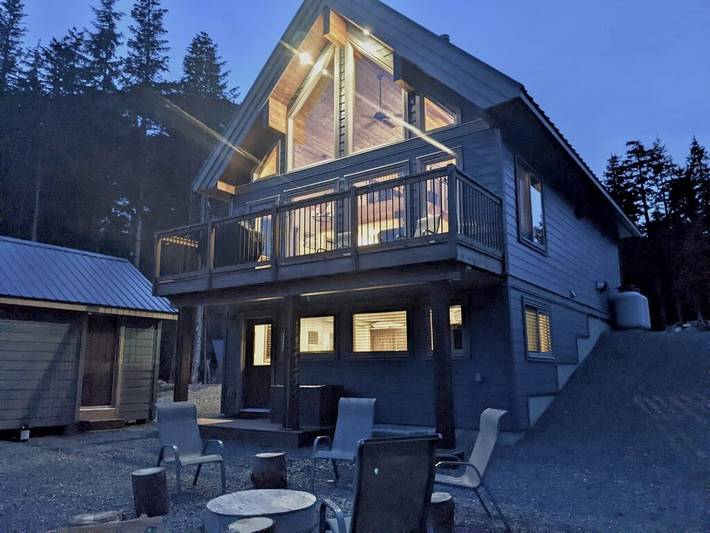 Log cabin for 10 people, with balcony and hot tub in British Columbia