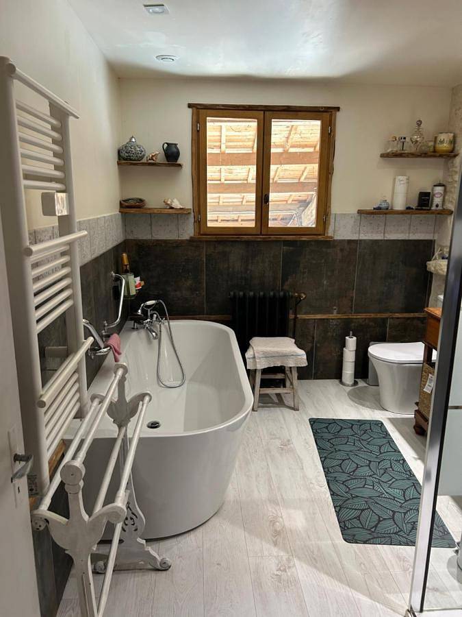 Chambre d’hôte pour 4 personnes, avec Terrasse et Jardin ainsi que Piscine et Vue sur le lac