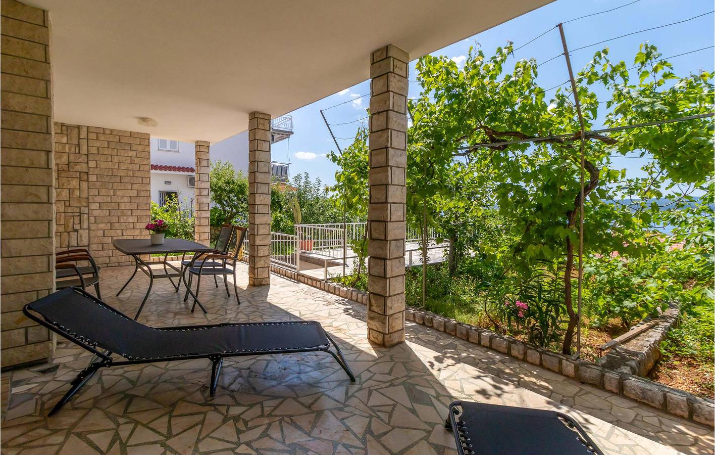 Ganze Ferienwohnung, Gemütliche Ferienwohnung mit Terrasse, WLAN und Parkplatz – 1,5 km vom Strand entfernt in Dramalj, Primorje-Gorski Kotar