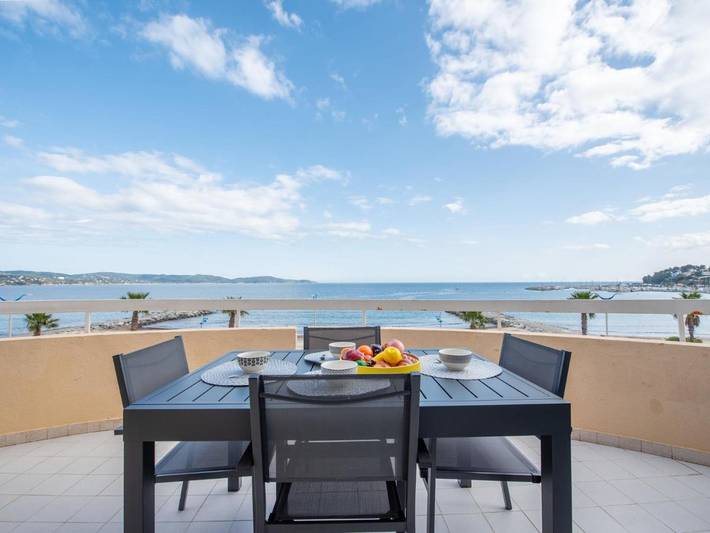Gîte pour 4 personnes, avec terrasse dans Plage Des Tamaris Cavalaire Sur Mer