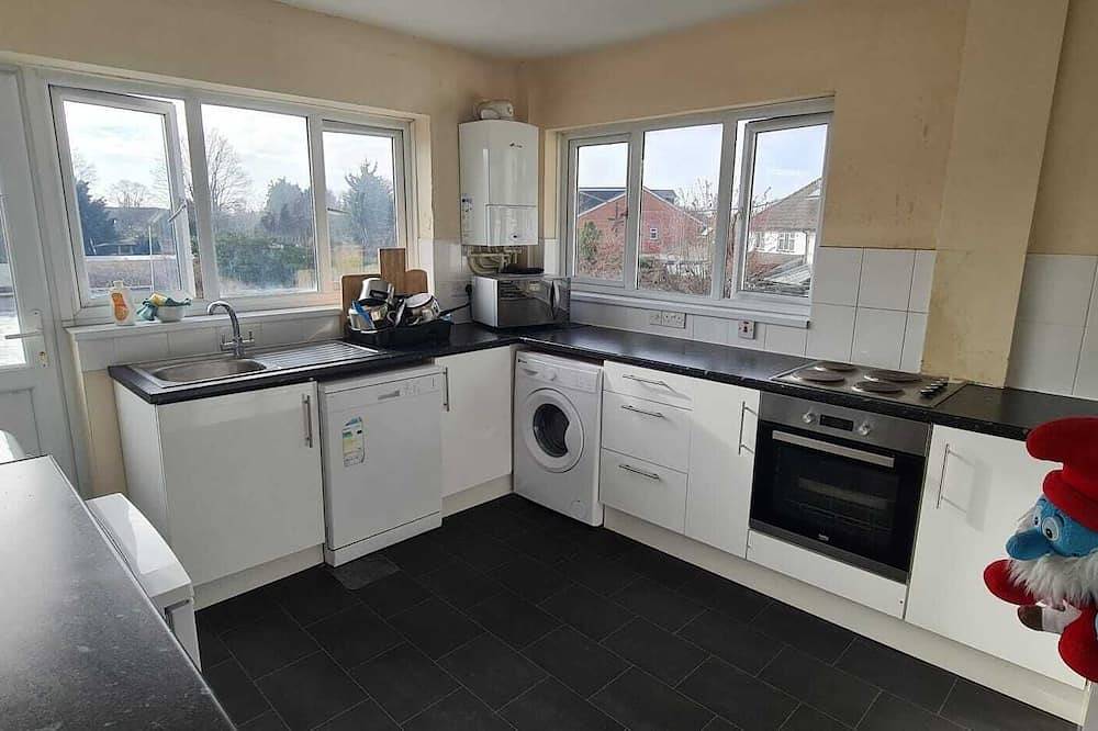 Room 3 - Single Bed - Wfi - 2 minute walk to Iver Station in Iver, Colne Valley Park