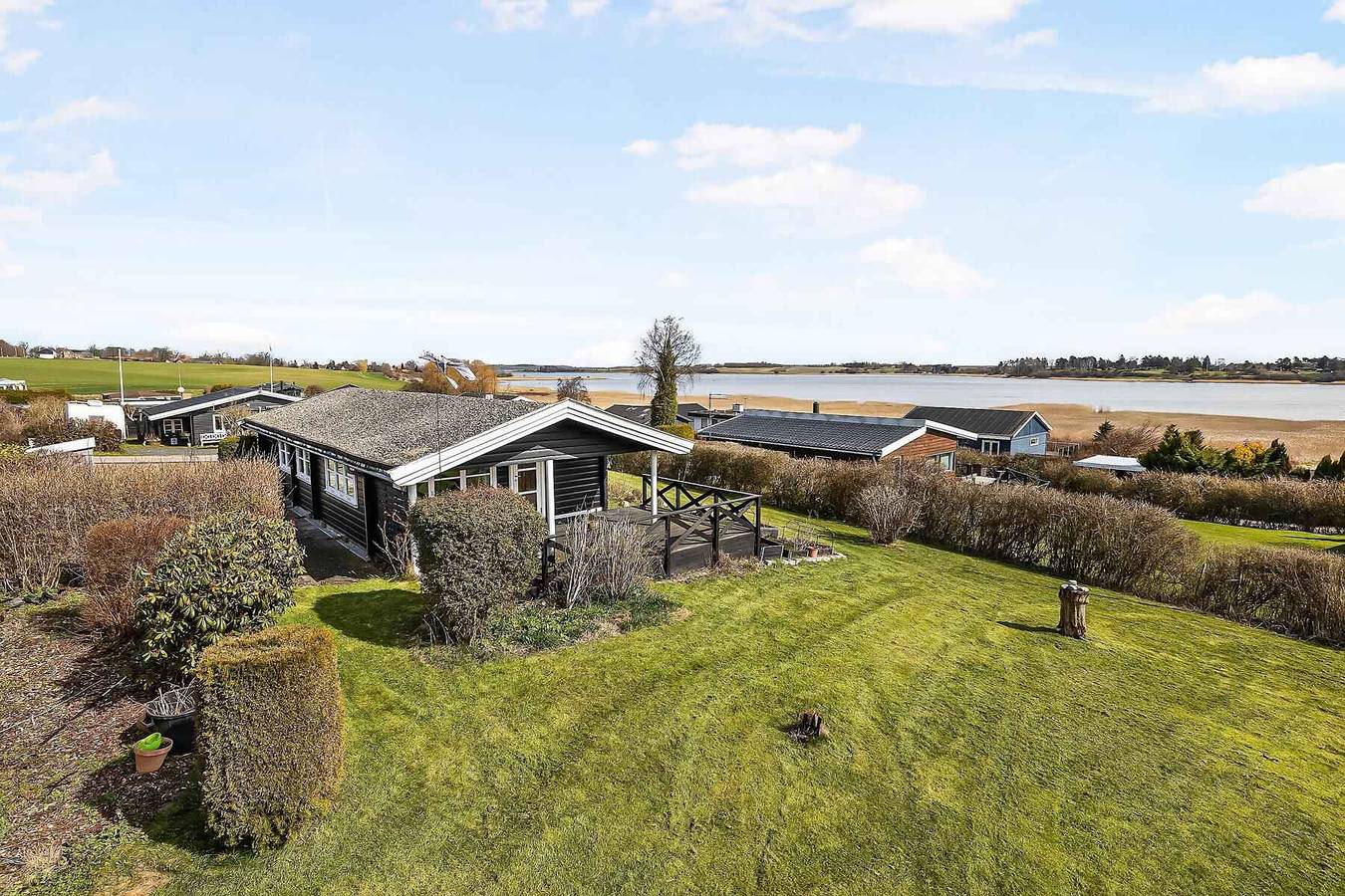Gemütliche Blockhütte mit Blick auf das Wasser in Nordostseeland