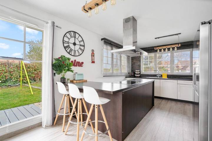 Location de vacances pour 12 personnes, avec jardin et piscine ainsi que vue et terrasse à Magny-le-Hongre - 4