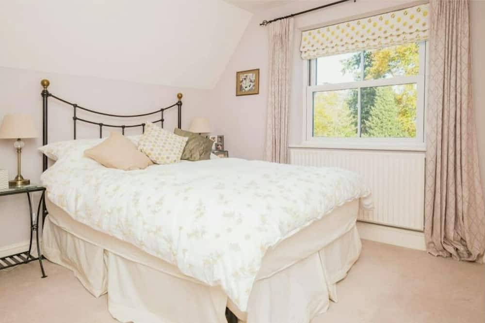 Beautiful 3 bed, 2 bath cottage with off road parking and storage. in Berkshire