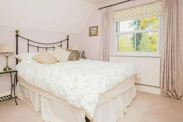 Beautiful 3 bed, 2 bath cottage with off road parking and storage. in Berkshire