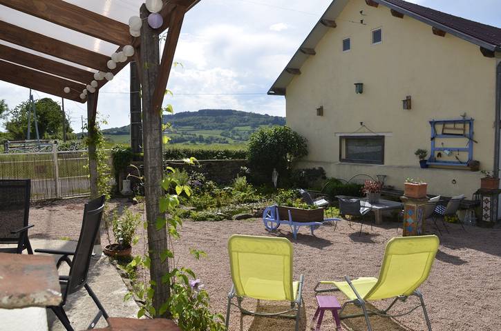 Gîte pour 2 personnes, avec piscine et terrasse à La Crouzille