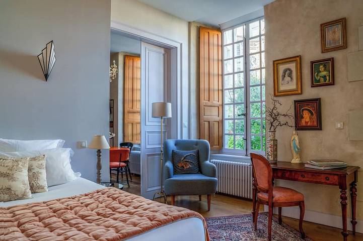 Entire apartment, Refined Apartment with Cathedral View and Garden in Tours, Tours region