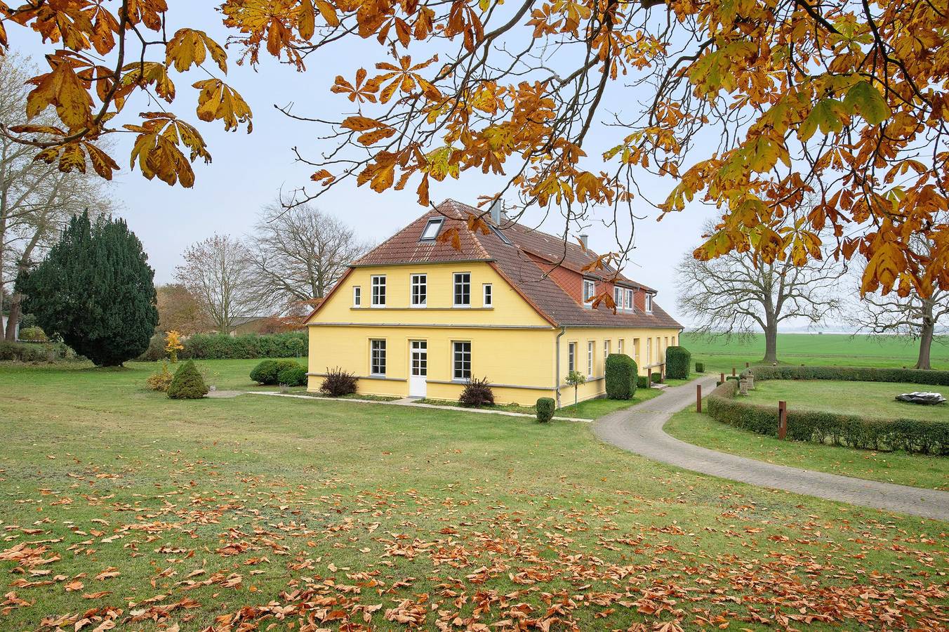 Apartamento entero, Apartamento 'Gut Rattelvitz - Galerie Ost' con vistas al mar, terraza privada y Wi-Fi in Gingst, Rügen