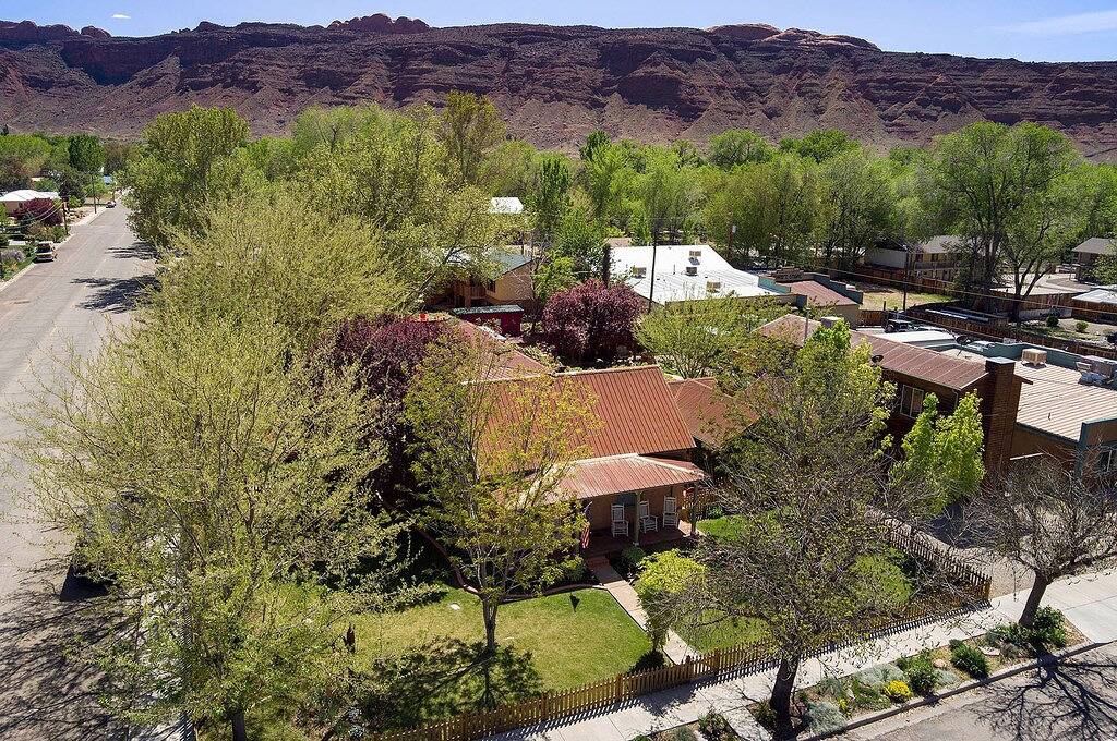 Downtown Cottage für 2 Personen. Gemeinsamer Hof, Whirlpool und üppige Gärten. in Moab, Arches-Nationalpark