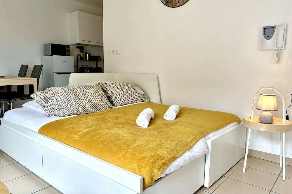 Entire apartment, Le Métropolitain - Grand studio coeur Tassin et gare in Tassin-la-Demi-Lune, Rhône
