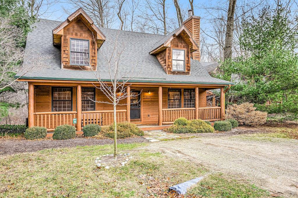 Classic Family Cabin W/ Screened Deck, Free Wifi & Hot Tub in Allegan County