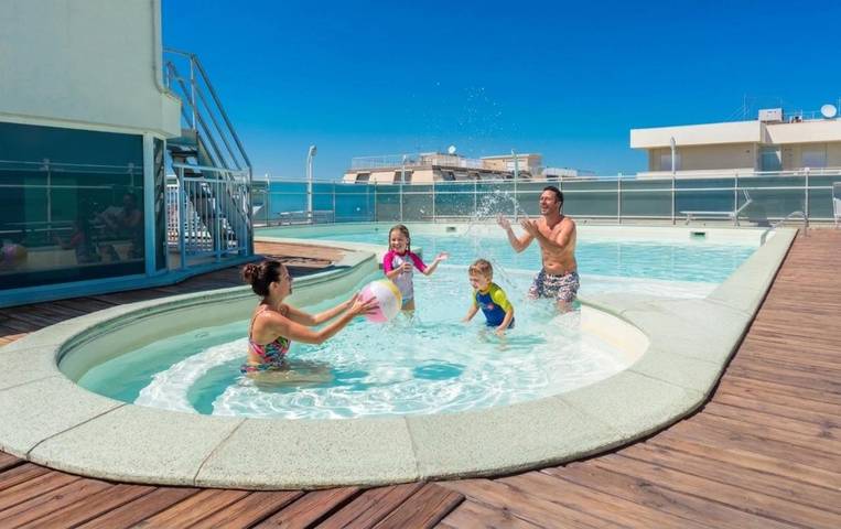 Appart’hôtel pour 2 personnes, avec piscine et balcon