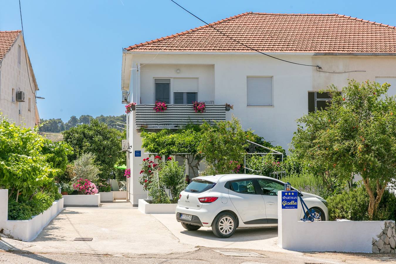 Ganze Wohnung, 2-Zimmer-Ferienwohnung mit Terrasse und Meerblick Okrug Donji (Ciovo) A-11144-a in Okrug Donji, Ciovo