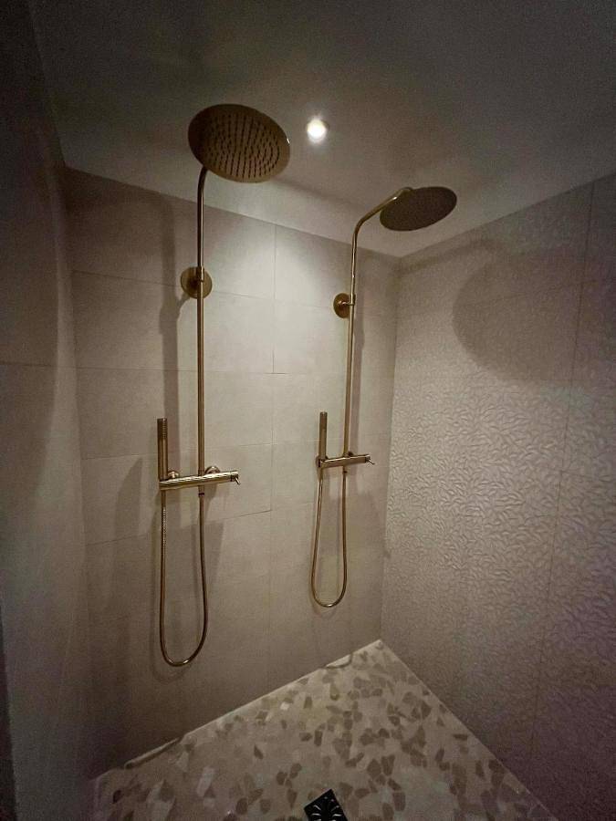 Appartement entier, La Parenthèse Suites - appartement luxueux avec sauna et baignoire balnéo in Pont-de-l'Arche, Région de Les Andelys