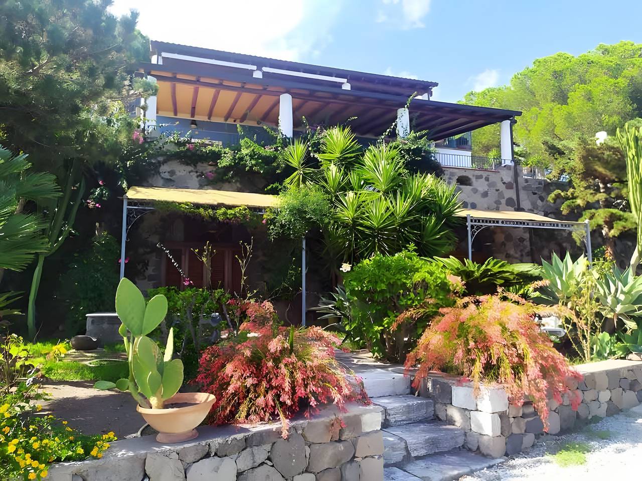 Apartamento entero, Apartamento en Villa "Panarea" con vistas al mar, Wi-Fi y aire acondicionado in Lipari