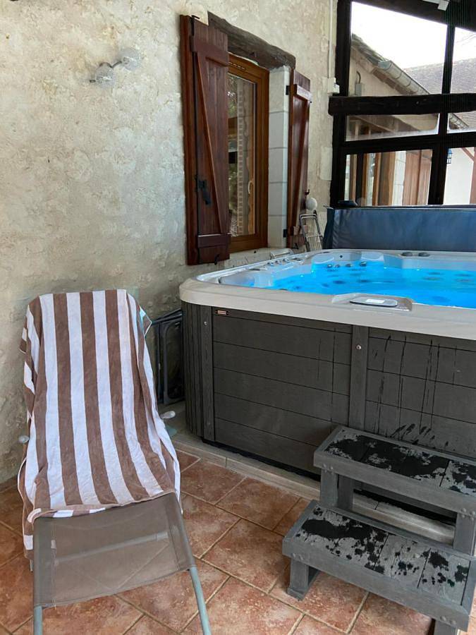 Location de vacances pour 13 personnes, avec vue ainsi que piscine et jardin à Thésée - 2