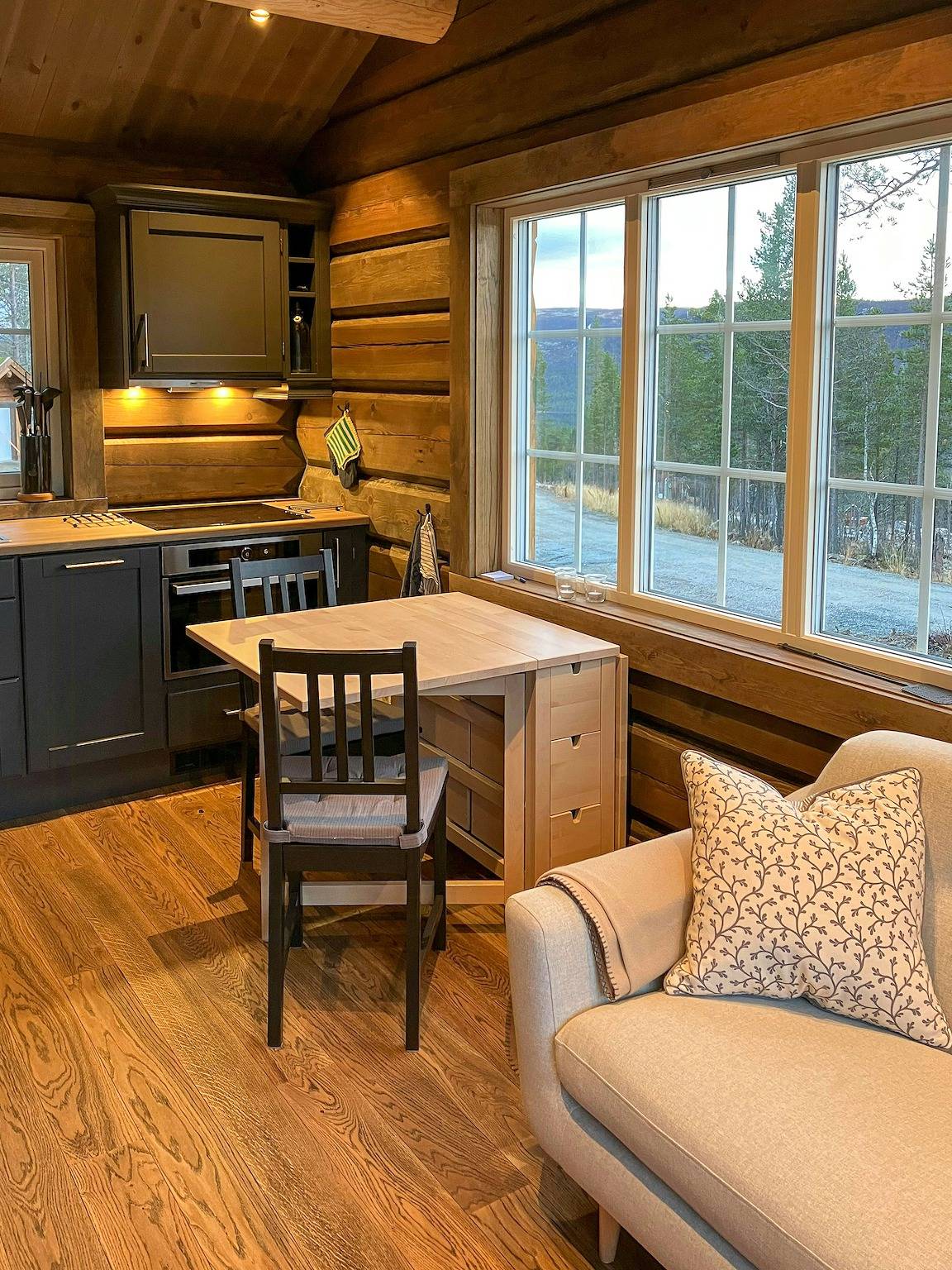 Neu gebaute Blockhütte in der Nähe von Hardangervidda in Hol