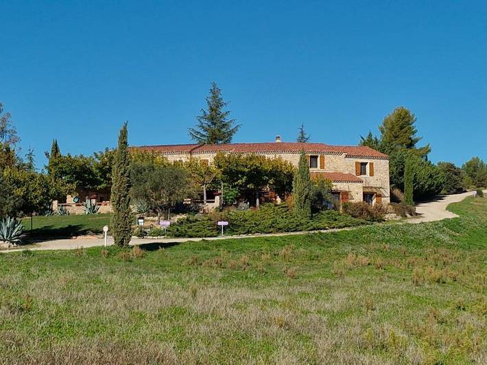 Chambre d’hôte pour 2 personnes, avec Terrasse ainsi que Jardin et Piscine dans Entrevennes