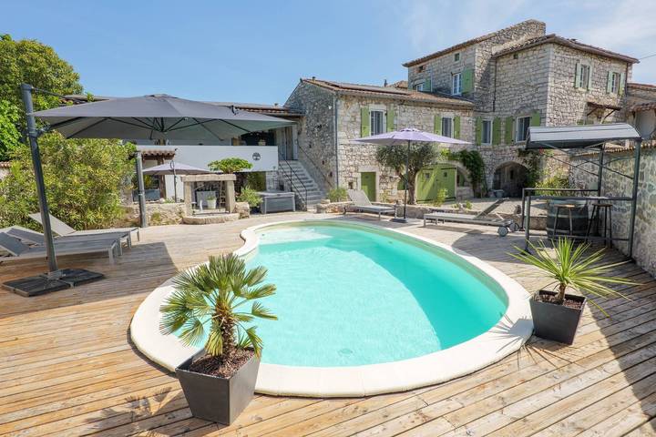 Gastenkamer 'Le Pigeonnier' met gedeeld zwembad, wifi en airconditioning in Saint-Alban-Auriolles, Ardèche
